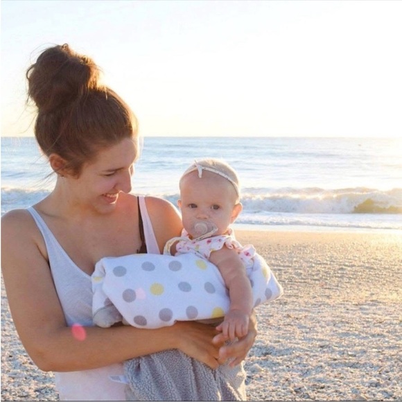 Welcome to River + Juniperโs Poshmark Closet! - Picture 2 of 10